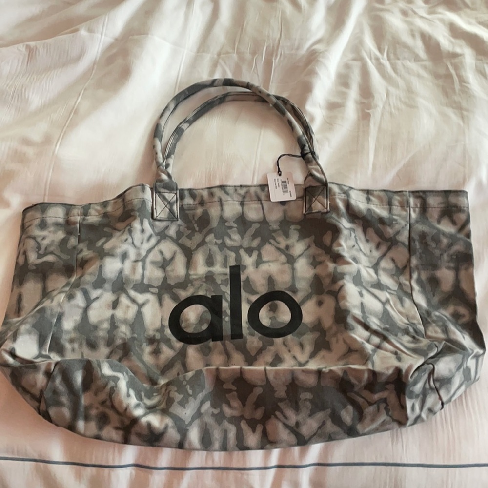 Alo yoga tote- brand new never been used